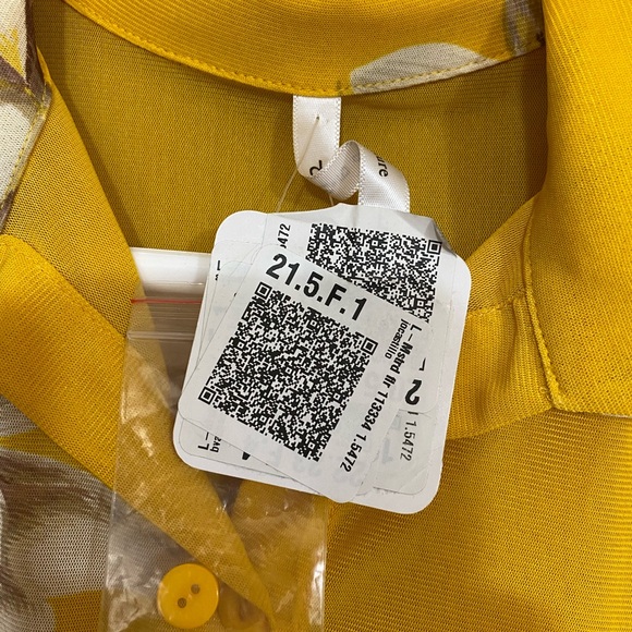 Nadine West botton uo blouse yellow with florals on it sill a as the tag on it - Picture 3 of 3